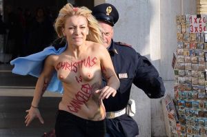 Une "Femen" place Saint-Pierre
